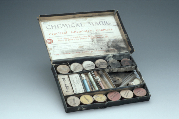 "Chemical Magic" Chemistry Set, London, c. 1920 (Inv. 92768)